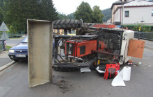 Převrácený traktor zablokoval křižovatku. Policie řešila nehodu v Hanušovicích