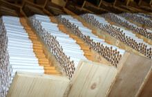 Pět tisíc cigaret za minutu. Celníci odhalili nelegální výrobnu na Olomoucku