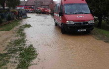 Hasiči odčerpávají vodu ze zaplavených zahrad