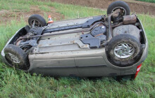 Nezvládla rychlost a mokrou vozovku. Dostala smyk a bourala