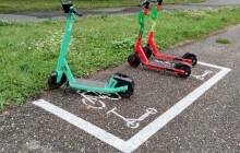 Parkovací zóny pro elektrokoloběžky a sdílená kola. Kdo hradí náklady?