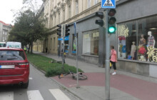 Hádal se za jízdy s mužem na elektrokoloběžce. Pak srazil dva cyklisty