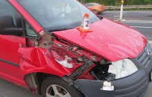 Upadlo mu kolo a poškodilo jiné auto. Policie hledá svědky