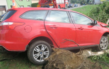 Narazil do motorky, která jela před ním. Všichni skončili v příkopě