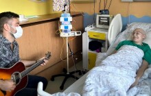 Marek Ztracený navštívil dětskou kliniku ve FNOL. Pozdravil a potěšil dětské pacienty