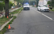 Cyklista narazil do stromu, nejspíš jej někdo strčil. Policie hledá svědky