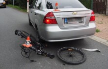 Pod vlivem drog a bez řidičáku srazil cyklistu, ten skončil v nemocnici