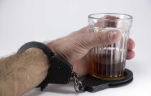 Posilnění před začátkem školního roku jim nevyšlo. Při krádeži alkoholu je chytli strážníci