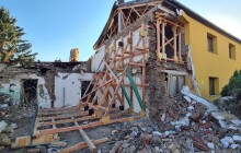 Výbuch byl způsobený úmyslně. Vyšetřování exploze domu v Olšanech pokračuje