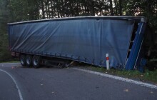 Cizinci se rozpojila souprava. Za nehodu mohl špatný stav náklaďáku