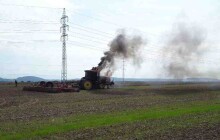 Požár pásového traktoru. Škoda jde do milionů