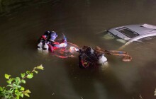 Auto skončilo za jízdy ve vodě. Zasahovali i potápěči, jeden člověk se zranil