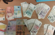 Zapomněl u pisoáru peněženku. Díky poctivým nálezcům se sto tisíc vrátilo majiteli