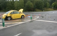 Nehoda za čtvrt milionu. Brouk vlétl do křižovatky aniž by dal přednost