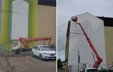 Mural na divadle je pryč. Nahradí ho nová malba