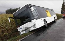 Pod autobusem s dětmi se utrhla krajnice. Hasiči zasahují na Šumpersku