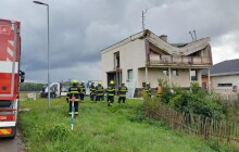 Propadlá střecha na Přerovsku. Hasiči ze sutin vyprostili jednu osobu