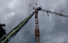 Jeřábník zkolaboval ve 20 metrech. Zachraňovali ho hasiči