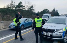 Řidič ujížděl v Olomouci policistům, utíkal i do lesa. Za volantem neměl co dělat