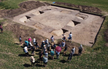 Archeologové našli jantar i zabité meče. Známé naleziště lákalo odborníky i turisty