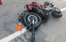 Nehoda auta a motorkáře. Řidič osobáku nerespektoval plnou čáru