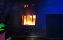 Hasiči vytáhli seniora z hořícího domu. Ve hře je i úmyslné zapálení