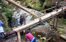 V údolí Bílé Opavy se opravují lávky, práci ztěžují neukáznění turisté