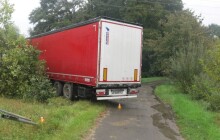 Cizince zradila navigace. Kamion porazil značky i strom