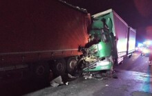 Nehoda na D46. Hasiči řidiče vystříhali pomocí hydraulických nůžek