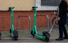 Elektrokoloběžky komplikují život nevidomým. Chystá se osvětová kampaň