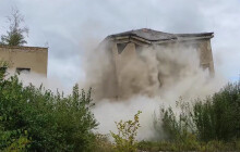 Třípodlažní budova šla k zemi. Hasiči cvičili v průmyslovém areálu