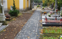 Po novém chodníku. Hřbitov opravil cesty mezi hroby