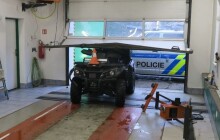 Na čtyřkolce prorazil vrata servisu. Řidič skončil v nemocnici