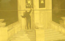 VIDEO: Posprejoval památník v Olomouci. Poznáte muže z videa?