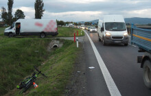 Nedodržel odstup a srazil cyklistu. Toho se zraněním odvezli do nemocnice