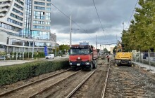 Stavba trati na Nové Sady se blíží do finále. Dělníci pracují i u Hlavního nádraží