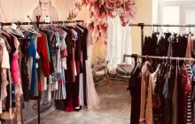 Oblečení z druhé ruky pomůže pejskům z útulku. Dobročinný bazárek se vrací