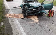 Auto narazilo zezadu pod náklaďák. Řidič byl zaklíněn, přiletěl i vrtulník