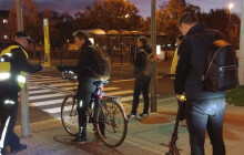 Vidět a být viděn. Strážníci rozdávali reflexní pásky účastníkům provozu