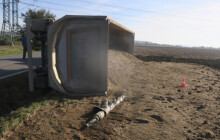 Chtěl se vyhnout druhému kamionu. Místo toho skončily tuny písku v poli