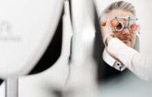 Všichni mohou vidět ostře, i za šera za volantem. Vyzkoušejte optimalizované brýlové čočky z Flora Optik