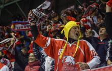 Přetahovali se o šálu. Fanouškovi teď hrozí obvinění za loupež