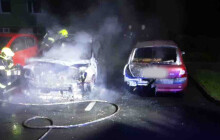 Hořící auta na sídlišti. Kojetínští hasiči zasahovali