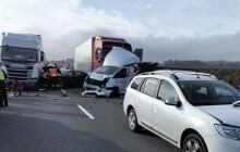 Hromadná nehoda u Olomouce. Několik aut a dva kamiony v sobě