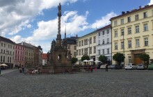 Sloup v obležení studentů. Prolézající nezastavily ani kamery