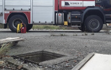 Spadl do jímky a nemohl ven. Chlapce vytahovali hasiči