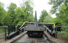 Muž neodhadl výšku svého nákladu a zablokoval silnici mezi Novými Zámky a Mladčí
