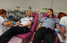 Společně pro dobrou věc. Policisté darovali krev ve FNOL