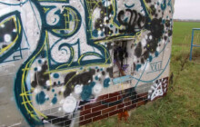 Sekerou zničil elektrickou skříň. K tomu posprejoval budovu