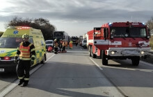 Chodec přebíhající dálnici je vážně zraněn. V ohrožení života ale není